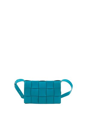 Sac à main rectangulaire bleu avec motif carré tissé et bandoulière réglable, présenté sur fond blanc.
