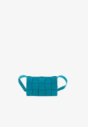 Sac à main rectangulaire bleu avec motif carré tissé et bandoulière réglable, présenté sur fond blanc.