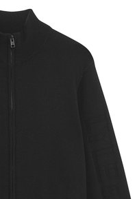 Sort zip-up sweatshirt med høj krave, ribbede manchetter og tekstureret branddetalje på ærmet. Blødt materiale i bomuldsblanding.