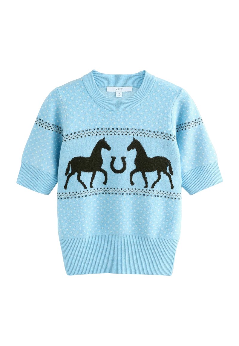 Vaaleansininen lyhythihainen neulepaita, jossa on kaksi mustaa hevosen siluettia ja naulakuvio, valkoisia pilkkuja sekä resoritekemistä helmassa.