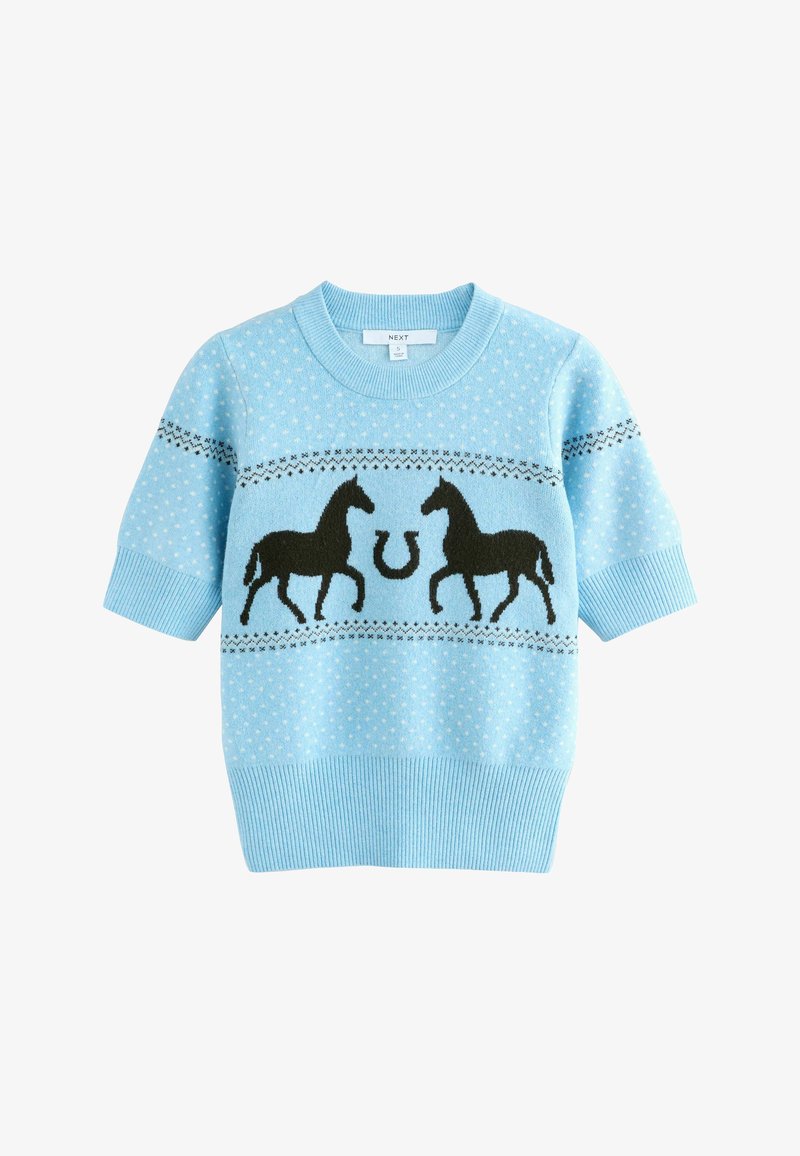 Vaaleansininen lyhythihainen neulepaita, jossa on kaksi mustaa hevosen siluettia ja naulakuvio, valkoisia pilkkuja sekä resoritekemistä helmassa.