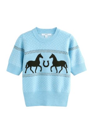Pulover scurt, de culoare albastru deschis, cu mâneci scurte, caracterizat prin două siluete negre de cai și un design cu potcoavă, cu buline albe și tiv nervurat.