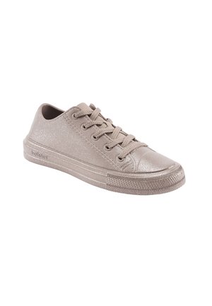 Lage, vetersluiting casual sneaker in licht beige met subtiele glinsterende afwerking en een gestructureerde rubberen zool, iets schuin naar rechts geplaatst.