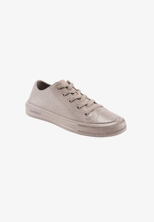 Lage, vetersluiting casual sneaker in licht beige met subtiele glinsterende afwerking en een gestructureerde rubberen zool, iets schuin naar rechts geplaatst.