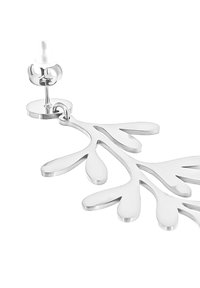 Orecchini in metallo argentato con un design a forma di foglia con dettagli traforati, chiusura a perno e finitura lucida.