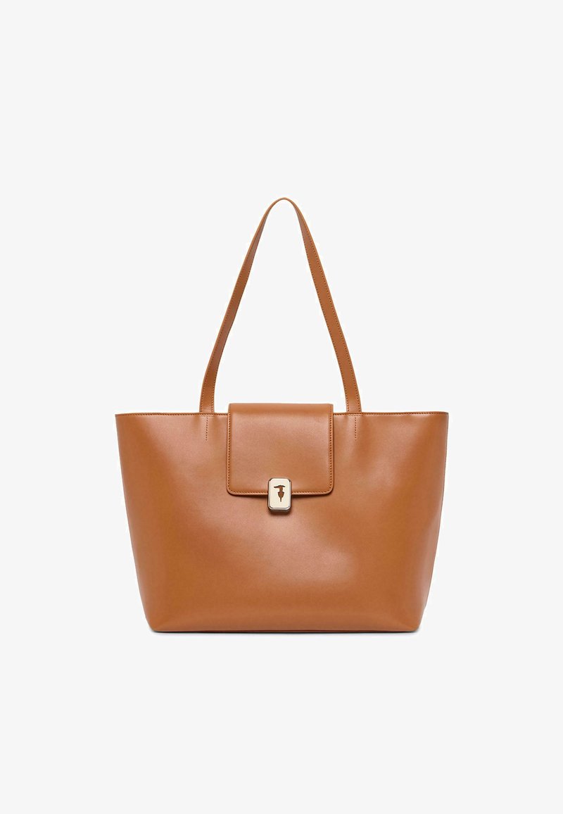 Borsa tote in pelle color tan con chiusura a patta magnetica e dettagli in oro. Presenta due manici lunghi e una superficie liscia e lucida.