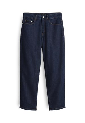 Jean en denim bleu foncé avec une coupe droite, présentant des coutures en cuivre, deux poches frontales et une patte de boutonnage unique à la taille.