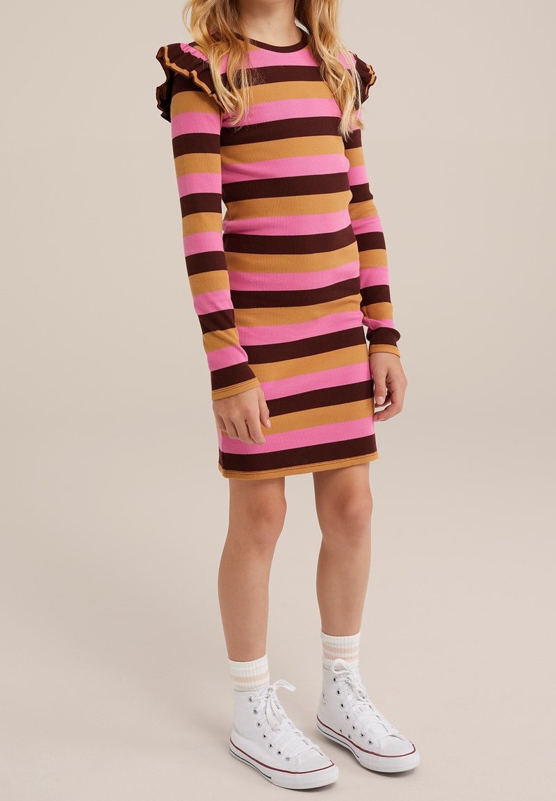 Enfant portant une robe moulante à manches longues avec des rayures horizontales marron, rose et beige, des chaussettes blanches et des baskets montantes blanches.