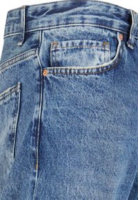 Blå denimjeans med en falmet vask, med en baglomme, kobbernitter og syede sømme. Ren design og struktureret stof.