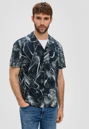 Schwarz kurzärmliges Hemd mit weißem botanischem Print. Aus leichtem Stoff gefertigt, mit lockerer Passform und einer Brusttasche.