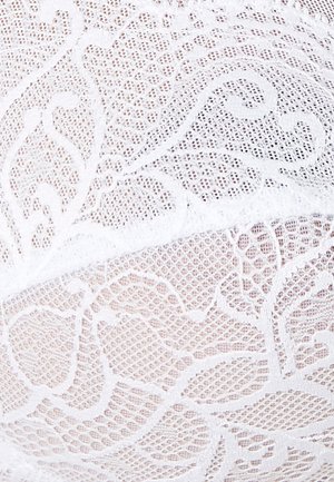 Wit kant stof met ingewikkelde bloemmotieven en een textuurafwerking. Het ontwerp bevat open gaassecties voor een delicate uitstraling.