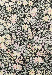 Tecido com estampa floral em preto, apresentando flores rosas e amarelas com folhas verdes. Seis botões pretos são visíveis na parte da frente.