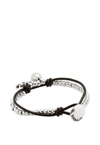 Pulsera de cuentas plateadas con cordón de cuero, que presenta un colgante redondo pulido grabado con "UNOde50". Cuentas de metal texturizadas alternan con secciones lisas.