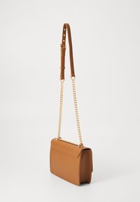 Brun faux skinnveske med en strukturert design. Har en gylden kjedesnor og en magnetisk klafflås. Glatt tekstur.