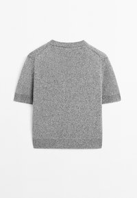 Maglione grigio a maniche corte in maglia con un motivo testurizzato, caratterizzato da un collo rotondo e polsini e orlo a coste. Vista posteriore mostrata.