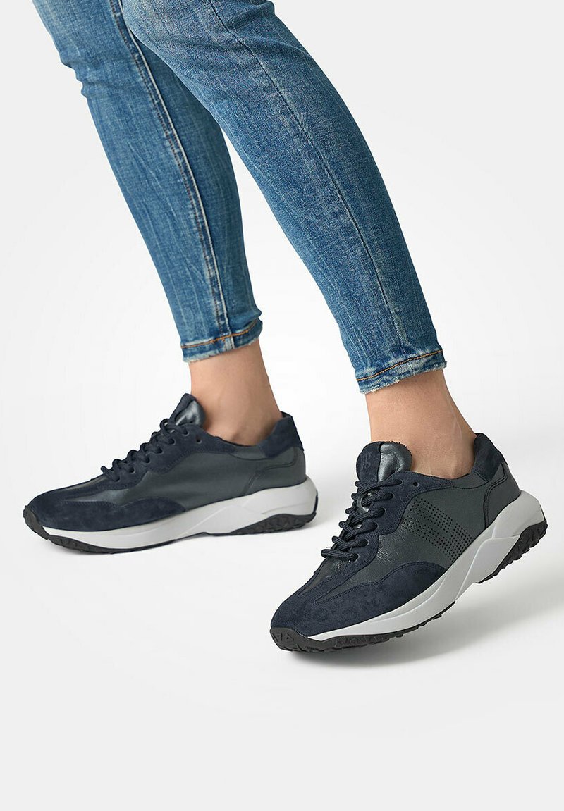 Baskets bleu marine en daim et cuir. Présentent une surface texturée, un bout rond, une semelle intermédiaire blanche et une semelle extérieure en caoutchouc noir.