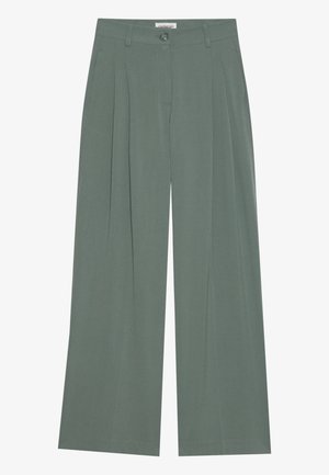 Pantaloni verzi cu picioare late, cu pliuri frontale, închidere cu nasture și buzunare laterale. Fabricati dintr-un material moale, ușor, cu o textură netedă.