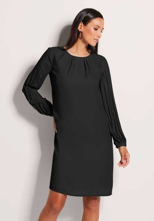 Schwarzes Kleid mit rundem Ausschnitt, langen Ärmeln mit gefältelten Akzenten und lässiger Passform. Glatte Stoffqualität mit subtilem Glanz.