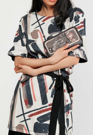 Kurzarmshirt mit einem mehrfarbigen, abstrakten Paillettenmuster in Weiß, Marineblau und Rot. Mit einem schwarzen Gürtel in der Taille.