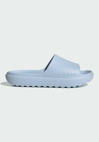 Hellblauer Adidas Slide-Sandal mit strukturierter Sohle und breitem Riemen, Seitenansicht auf weißem Hintergrund.