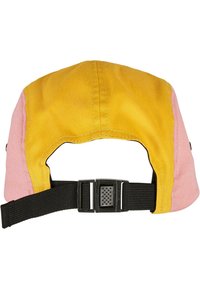 Kasket med et pink og gult stofdesign, der har en sort justerbar rem bagpå og synlige syninger.