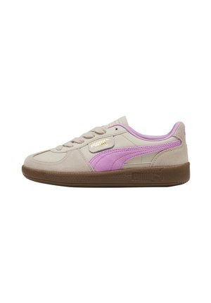 Χαμηλό παπούτσι Puma σε μπεζ και μωβ με λεπτομέρειες από σουέντ, καφέ λάστιχο σόλα και χρυσή ετικέτα Puma Palermo στο πλάι.