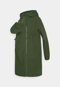 Veste longue verte à capuche avec fermeture éclair sur le devant et détail serré, conçue pour le portage de bébé avec une poche en tissu supplémentaire à l'avant.