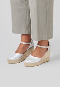 FRED MARTIN COLLECTION BARI - Sandali con plateau - silver suede