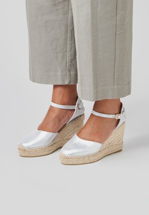 BARI - Sandalen met plateauzool - silver suede