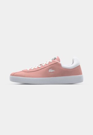Rosa Wildledersneaker mit weißen Akzenten und Schnürsenkeln, die ein charakteristisches Logo und ein rundes Zehendesign auf einer Gummisohle aufweisen.