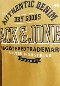 Jack & Jones LOGO RUNDHALS - Triko s potiskem - honey gold