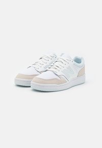 New Balance Baskets basses - white