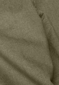 Olijfgroen stof met een gladde, lichtgetextureerde oppervlakte, met subtiele diagonale weefpatronen en een zachte val.