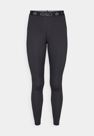 Musta leggingsit joustavasta kankaasta, joissa on mukava vyötärönauha ja harmaa e&o-logo. Sileä pinta, vartalonmyötäinen malli, täyspitkä peittävyys.