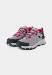 Zapatillas deportivas grises con detalles en rosa, parte superior de malla y puntera de goma negra. Presentan cordones texturizados y una suela resistente y texturizada.