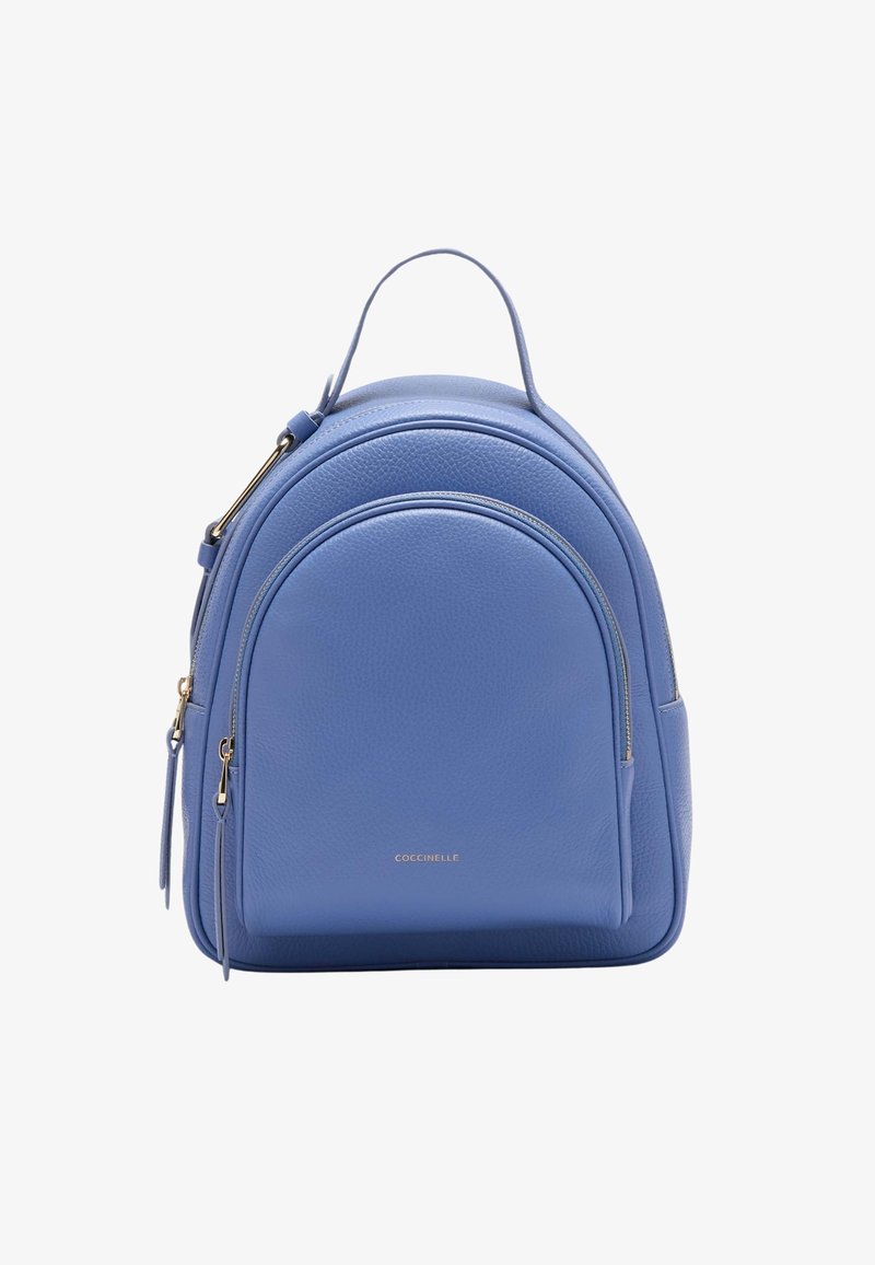 Petit sac à dos en cuir bleu avec poche avant zippée, poignée supérieure et nom de marque doré "Coccinelle" sur la poche avant.