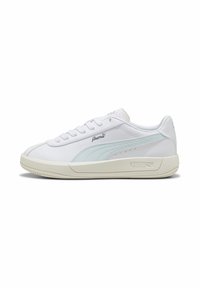 Hvid lavtop Puma sneakers med lys blå sidestribe, beige sål og hvide snørebånd på en ensfarvet hvid baggrund.