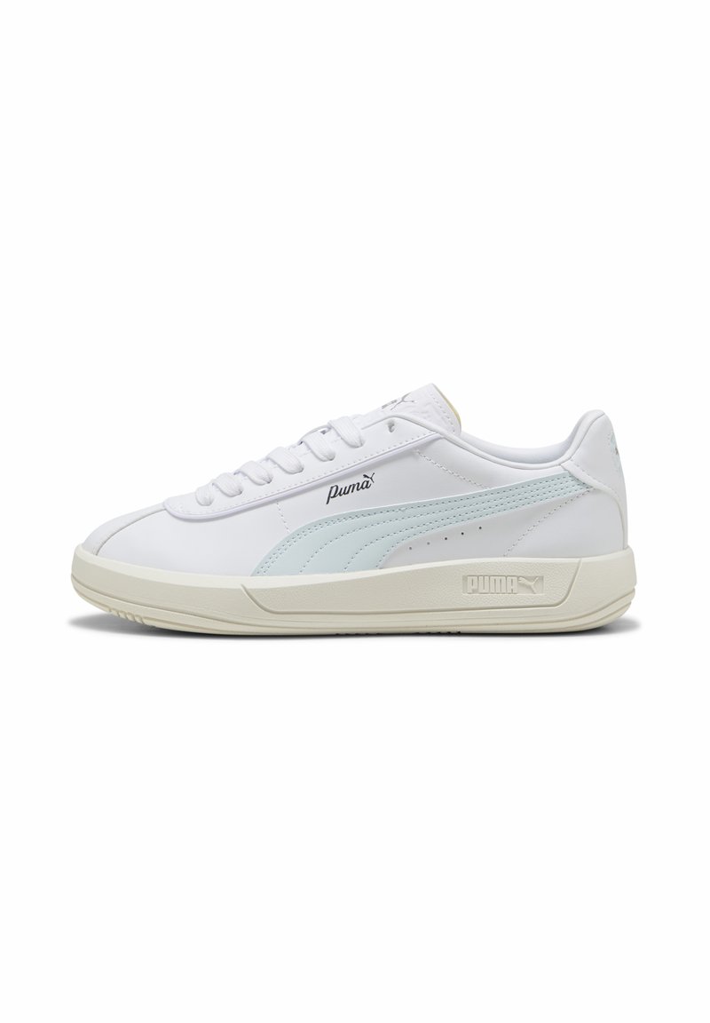 Hvid lavtop Puma sneakers med lys blå sidestribe, beige sål og hvide snørebånd på en ensfarvet hvid baggrund.