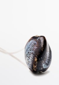 Zwarte en blauwe glazen hanger met een gedraaid patroon, gebogen vorm en zilveren ketting. Beschikt over een glanzende textuur en onregelmatige vorm.