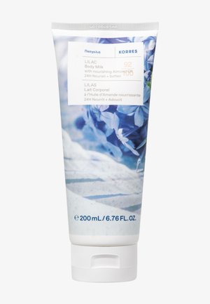 Fioletowy balsam do ciała w tubce, 200 ml. Miękki plastik, biały spód, niebieski kwiatowy wzór. Przezroczysta etykieta z nazwą produktu i składnikami w wielu językach.