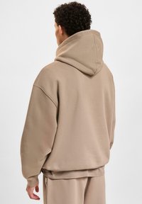 DEF HERREN - Sweat à capuche - brown washed