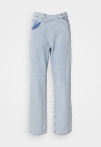 Pantalones de mezclilla azul claro con un corte relajado, que presentan una cintura alta, piernas rectas y bolsillos traseros. Textura suave y costuras clásicas.