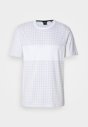 Camiseta branca de mangas curtas com um padrão em grade cinza. O design inclui uma faixa sólida ao longo do meio com um detalhe do logótipo.