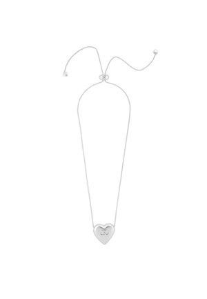 Strieborný nastaviteľný náhrdelník s pendantom v tvare srdca, ktorý má hladký povrch a jemné vyryté zdobenie v strede.