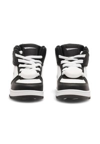 Adidași negri și albi tip high-top, fabricați din piele sintetică, având șireturi albe, guler căptușit și o suprafață texturată cu perforații.