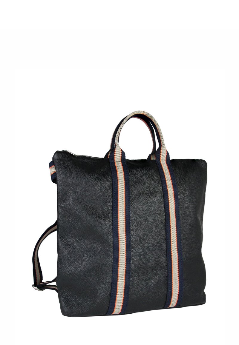 Zwarte gestructureerde lederen tote bag met marineblauwe, witte en oranje gestreepte stoffen handvatten en schouderbanden, rechtopstaand op een witte achtergrond.