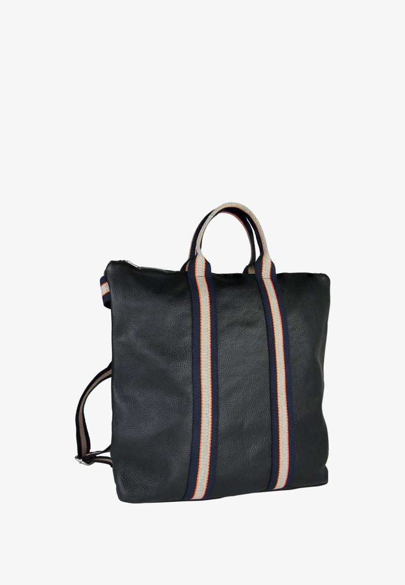 Zwarte gestructureerde lederen tote bag met marineblauwe, witte en oranje gestreepte stoffen handvatten en schouderbanden, rechtopstaand op een witte achtergrond.