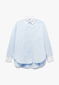 Lichtblauw overhemd met lange mouwen, voorzien van een witte kraag en manchetten, met een knoopsluiting aan de voorkant en een licht gebogen zoom. Getextureerde stof.