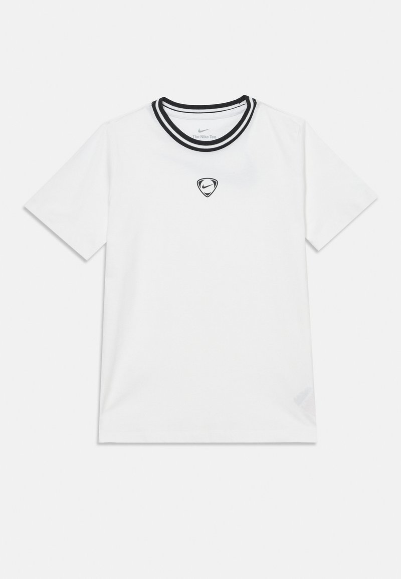 Λευκό T-shirt Nike με κοντά μανίκια και μαύρη ρίγα στον λαιμό και μικρό μαύρο λογότυπο Nike κεντραρισμένο στο στήθος.