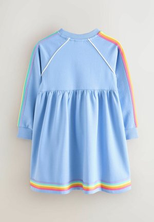 Vaaleansinisessä hupparissa on kerätty helma ja värikkäät sateenkaariraidat hihoissa ja alareunassa. Pehmeää puuvillamateriaalia.